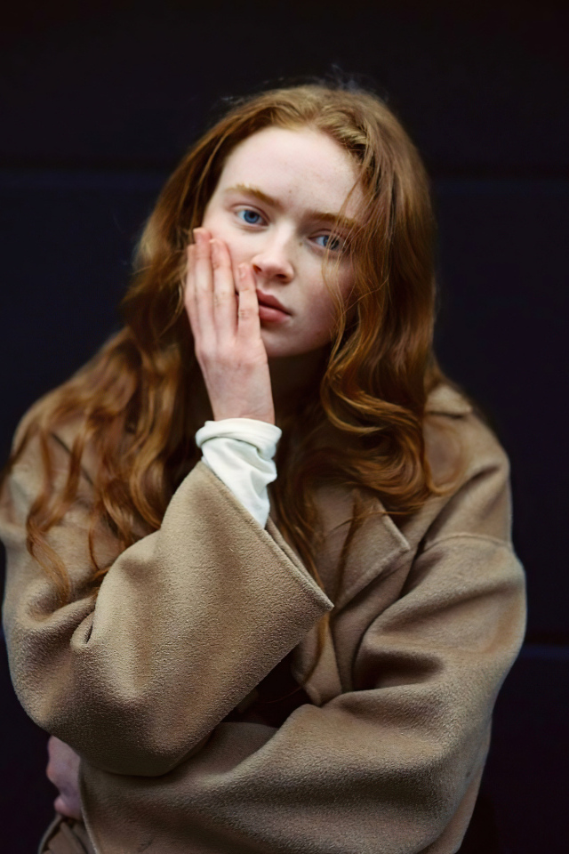 Актриса Сэди Синк на черном фоне