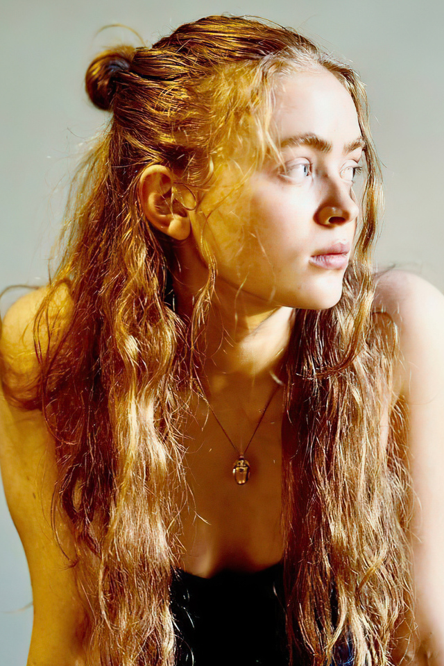 Актриса Сэди Синк на сером фоне