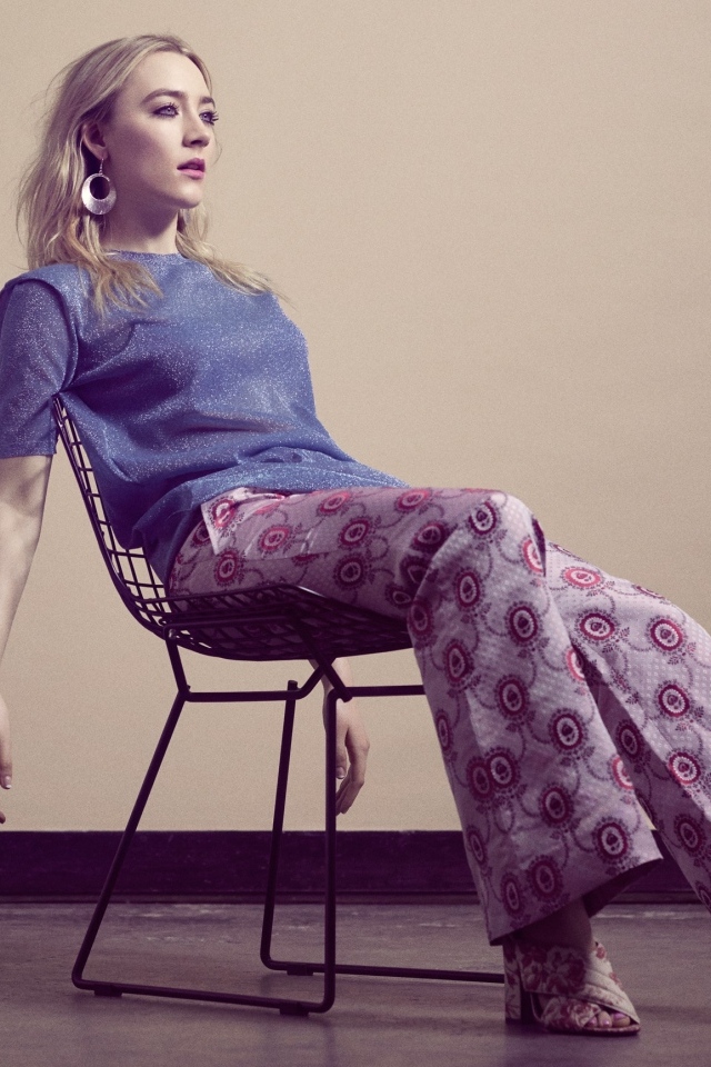 Актриса Сирша Ронан сидит на стуле