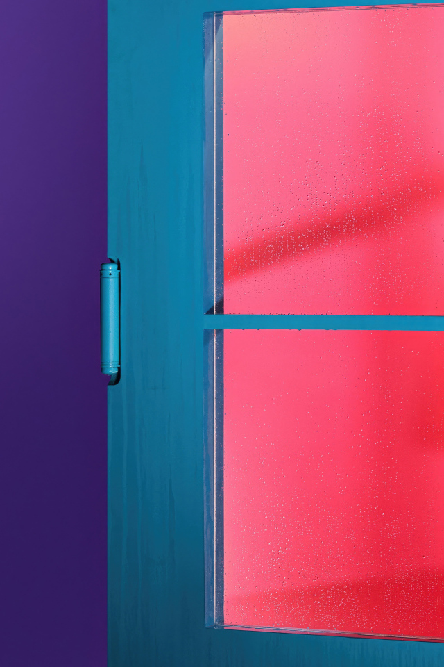 Актриса Скарлетт Йоханссон стоит у двери