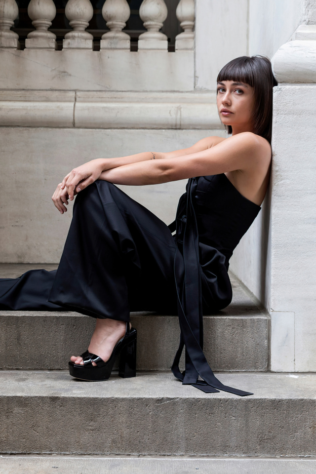 Актриса Сидни Чэндлер сидит на ступеньках