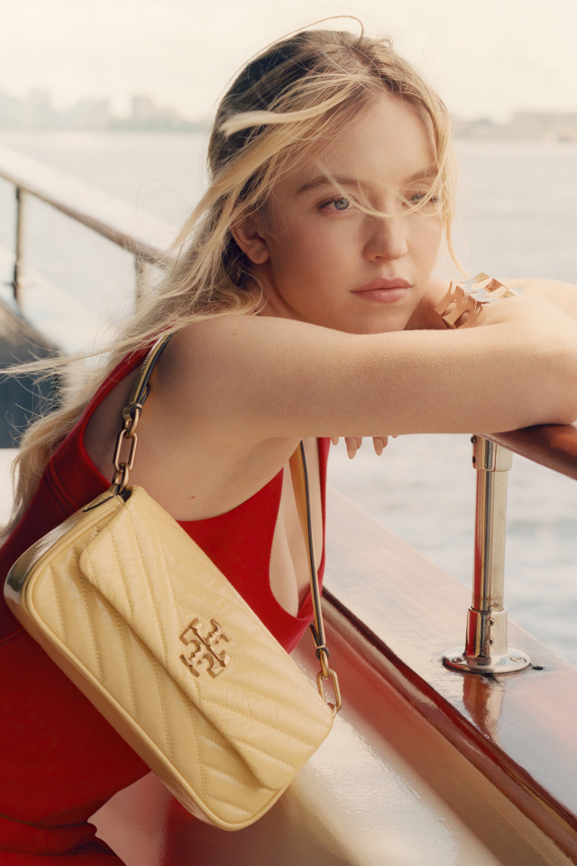 Актриса Сидни Суини в красном платье на корабле