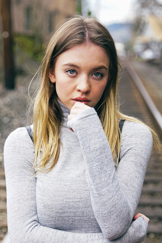 Актриса Сидни Суини стоит на рельсах