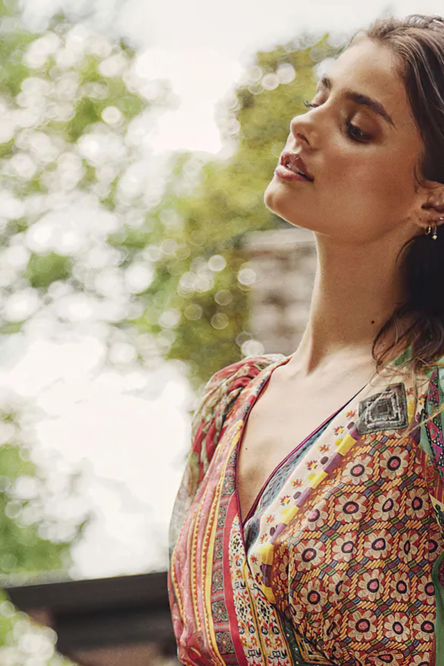 Актриса Тейлор Хилл в платье