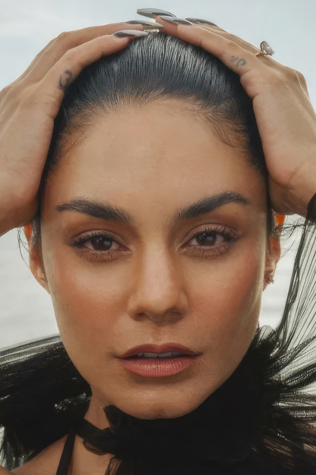 Актриса Ванесса Хадженс стоит в воде