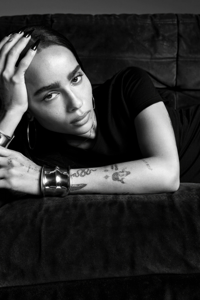 Актриса Зои Кравиц лежит на диване черно-белое фото