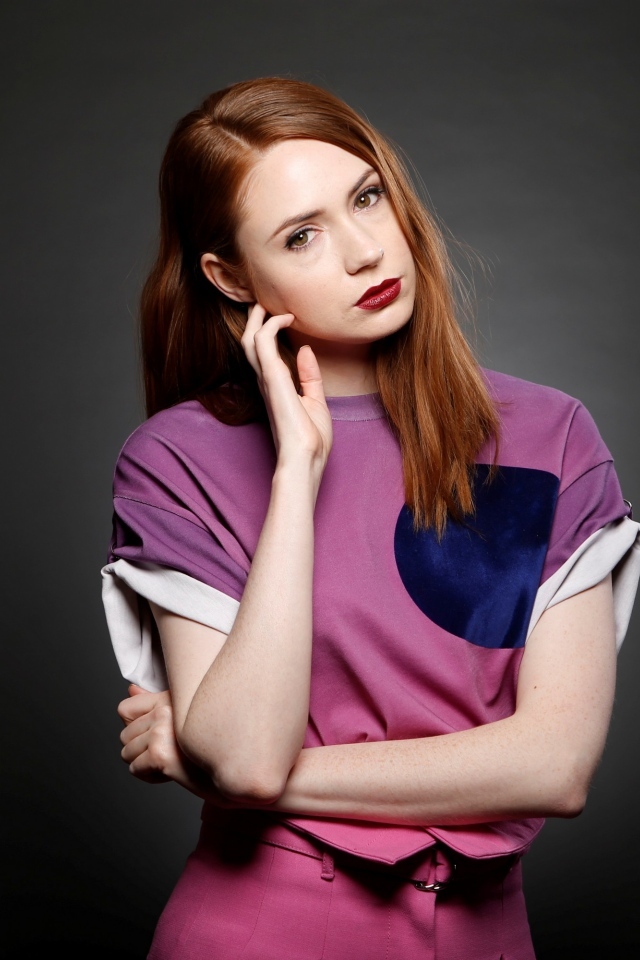 Актриса с рыжими волосами Карен Гиллан на черном фоне