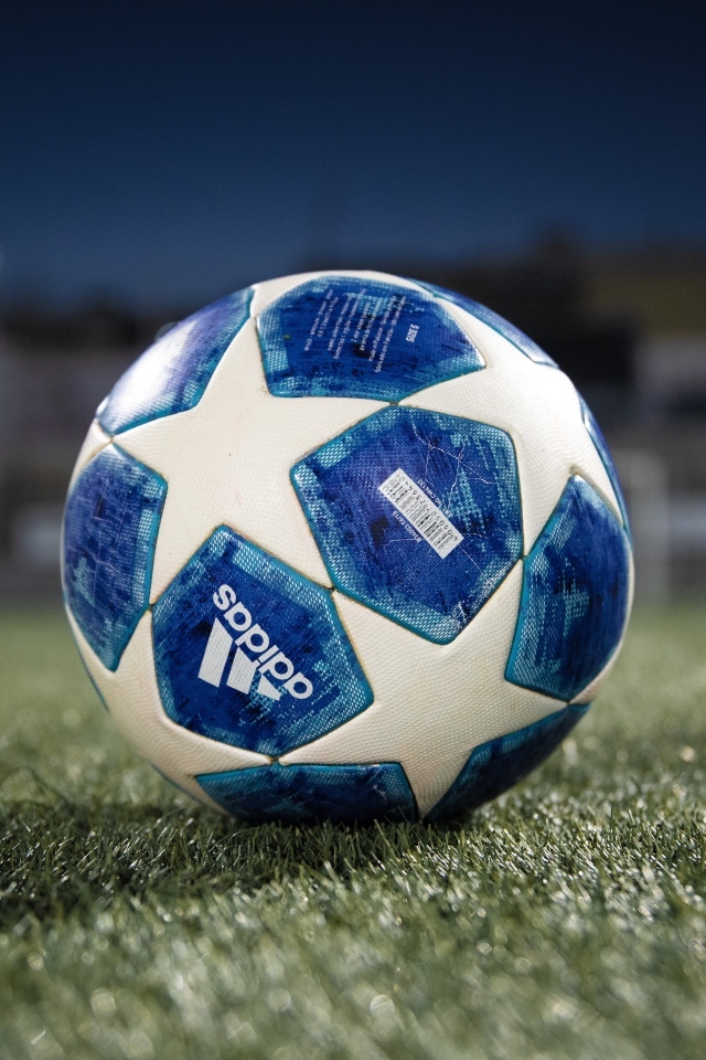 Футбольный мяч адидас на поле