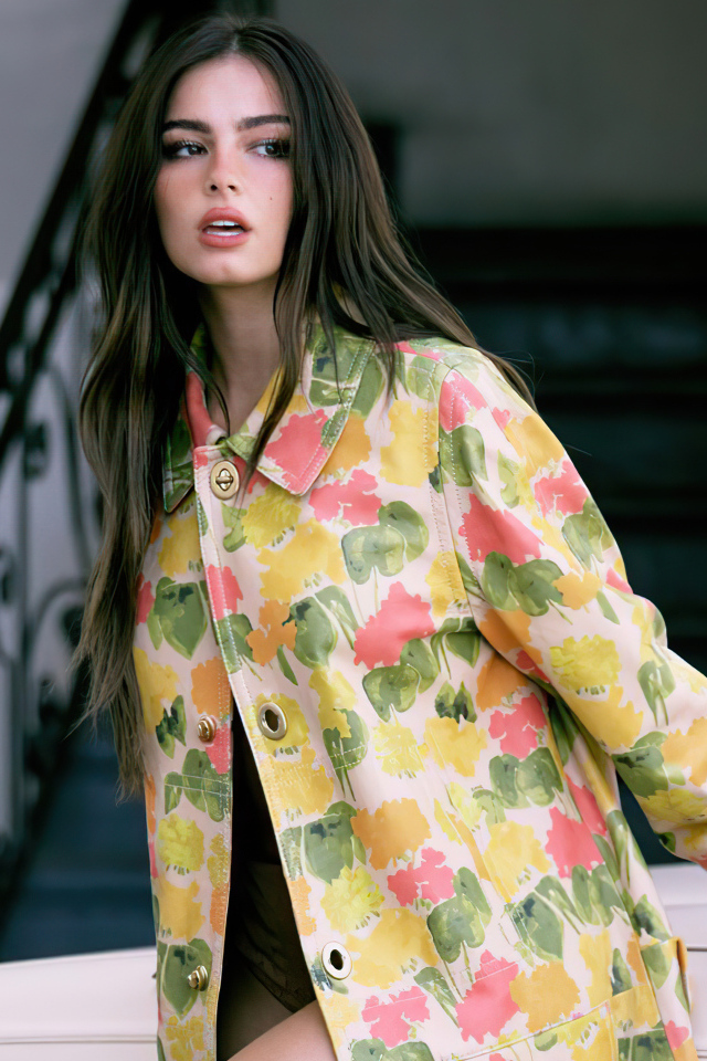 Американская актриса Эддисон Рэй стоит у автомобиля