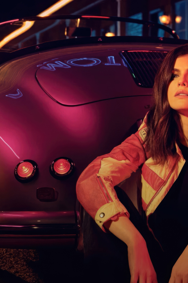 Американская актриса Александра Даддарио сидит у автомобиля