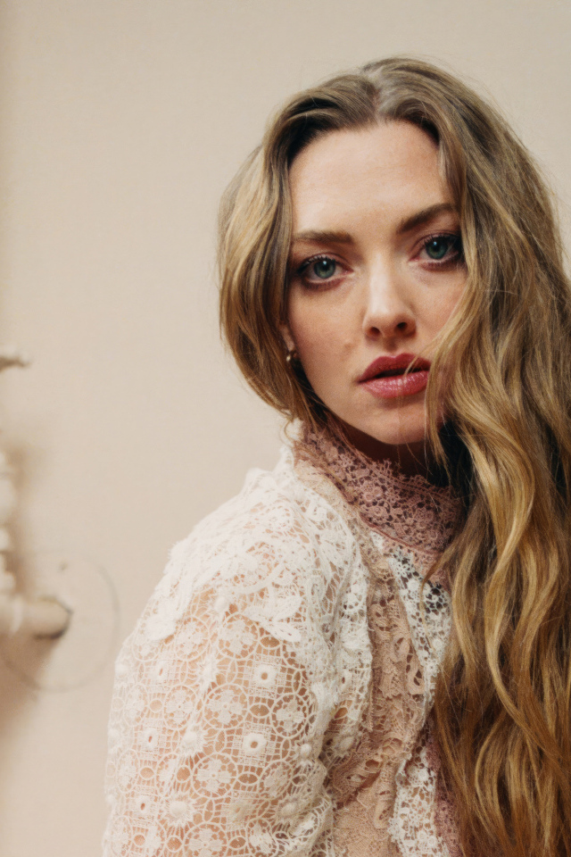 Американская актриса Аманда Сайфред в комнате