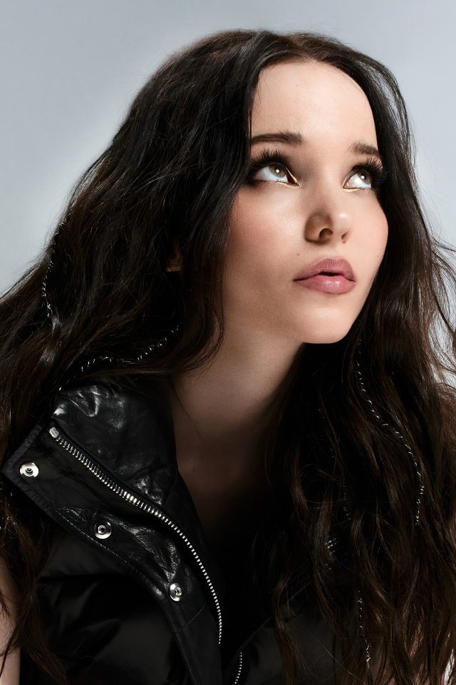 Американская актриса Дав Кэмерон с черными волосами