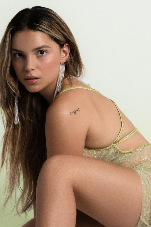 Американская актриса Инде Наварретт на белом фоне