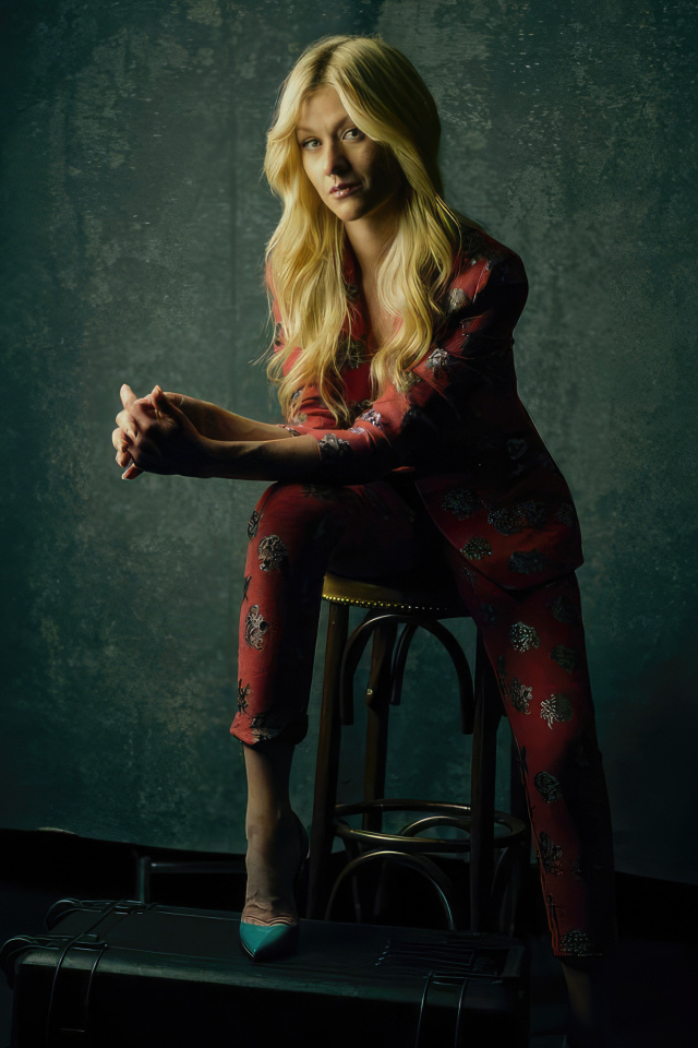 Американская актриса Кэтрин Макнамара в костюме