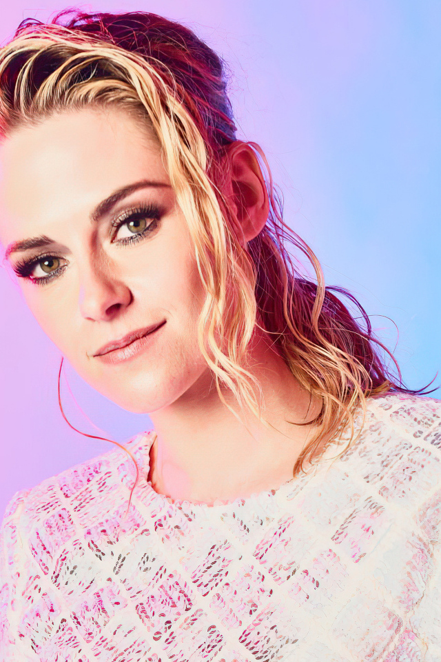 Американская актриса Кристен Стюарт в розовом платье