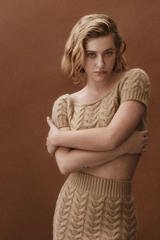 Американская актриса Лили Рейнхарт в вязаном костюме