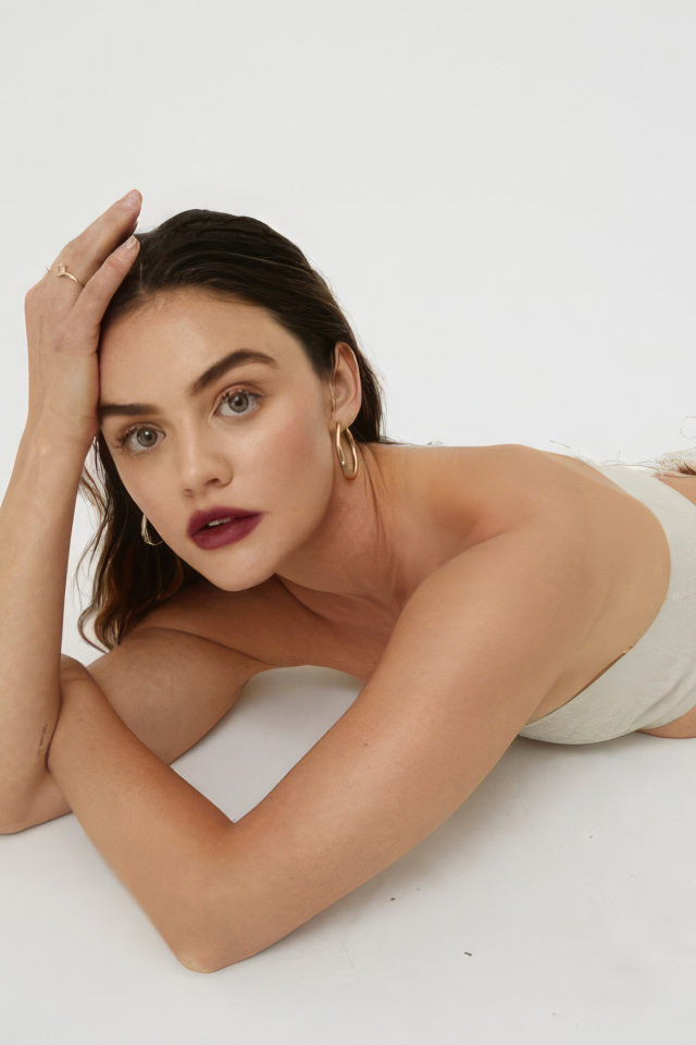 Американская актриса Люси Хейл лежит на полу