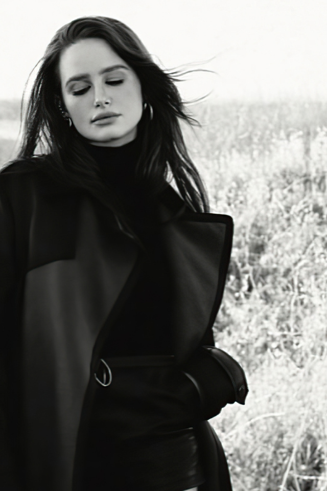 Американская актриса Мэделин Петш в черном пальто