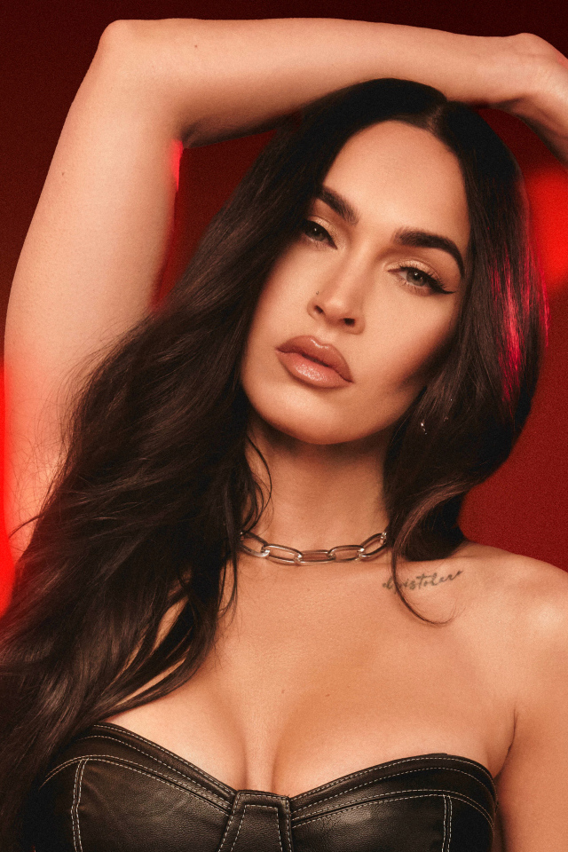 Американская актриса  Меган Фокс на красном фоне