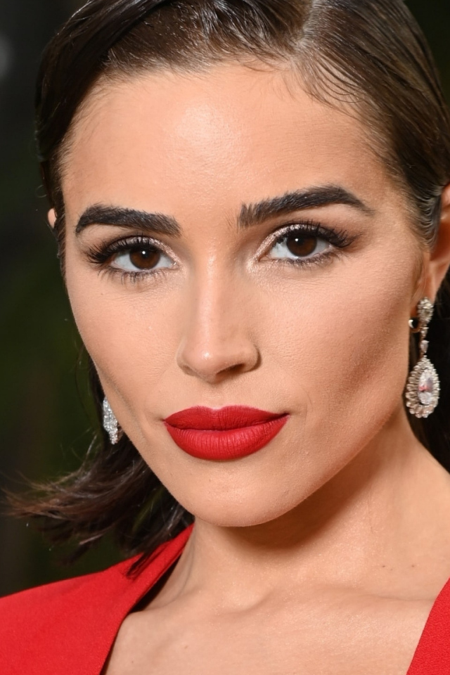 Американская актриса Оливия Калпо в красном наряде