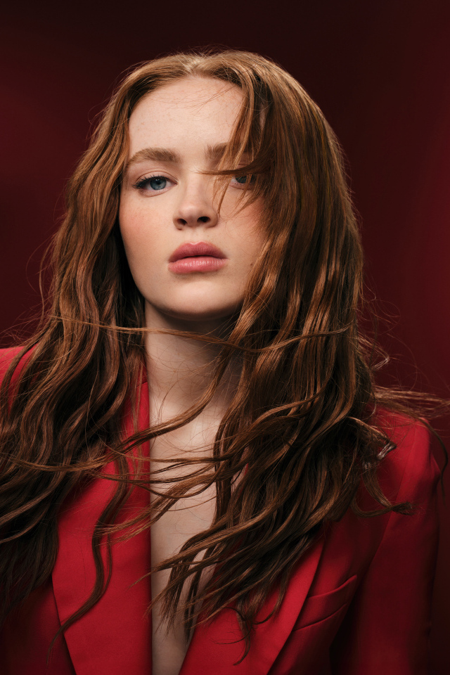 Американская актриса Сэди Синк на красном фоне