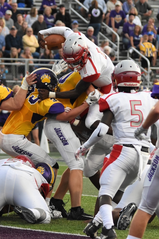 Игроки в американский футбол на поле