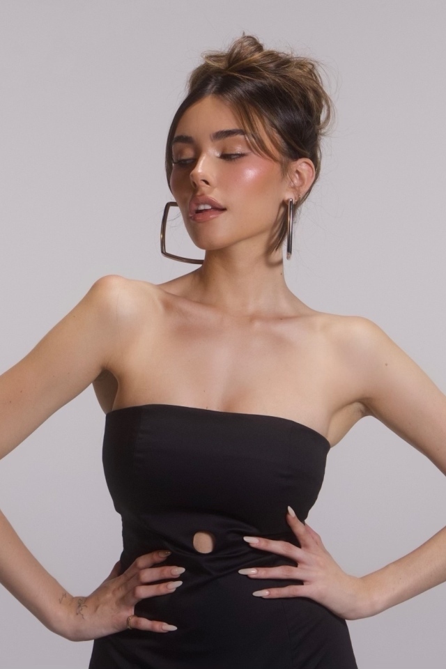 Американская певица Мэдисон Бир в черном платье