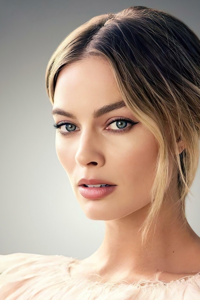 Австралийская актриса Марго Робби на сером фоне