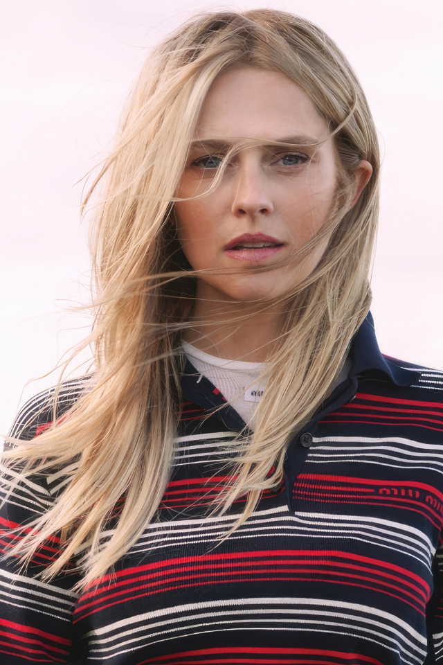 Австралийская актриса Тереза Палмер в свитере