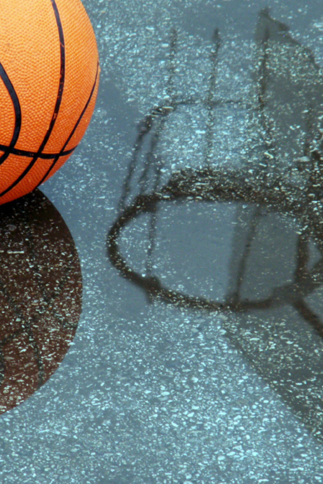 Баскетбольный мяч отражается в мокрой поверхности