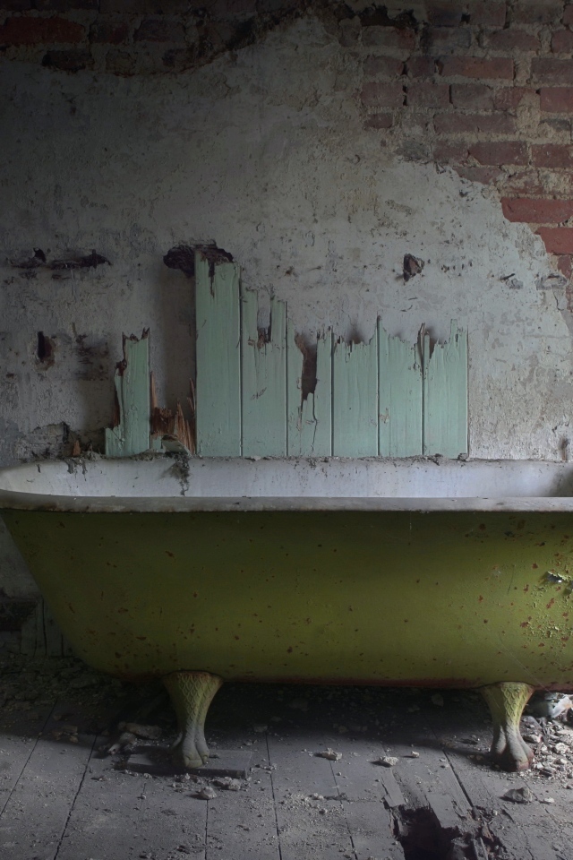 Ванная в разрушенной старой ванной комнате