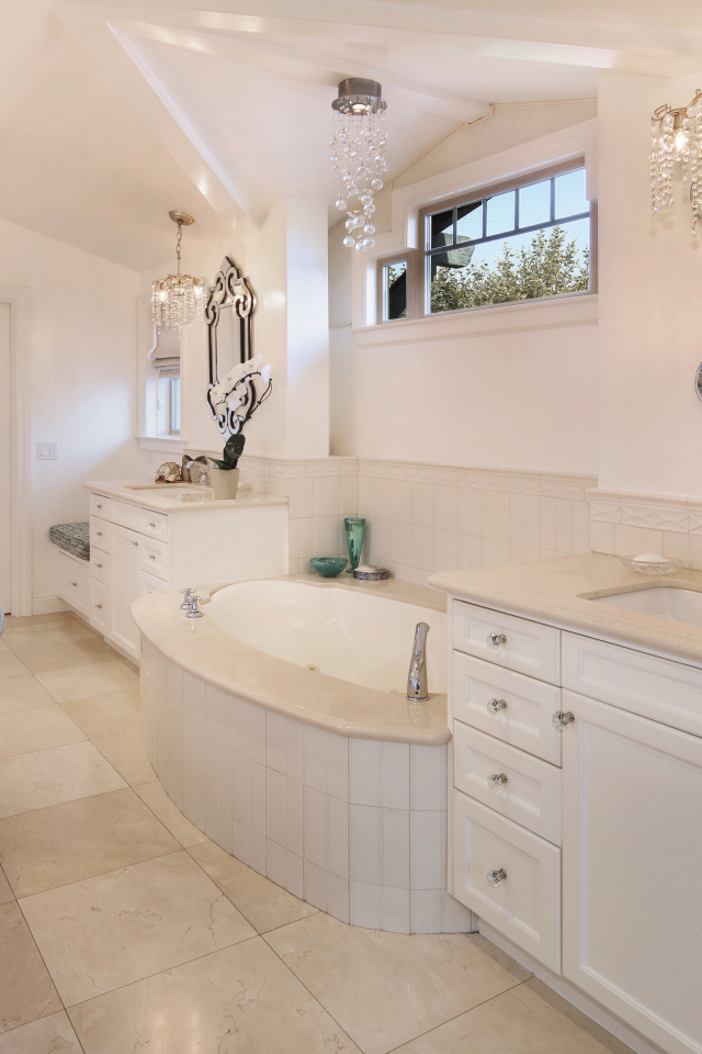 Ванная комната с белой мебелью и зеркалом