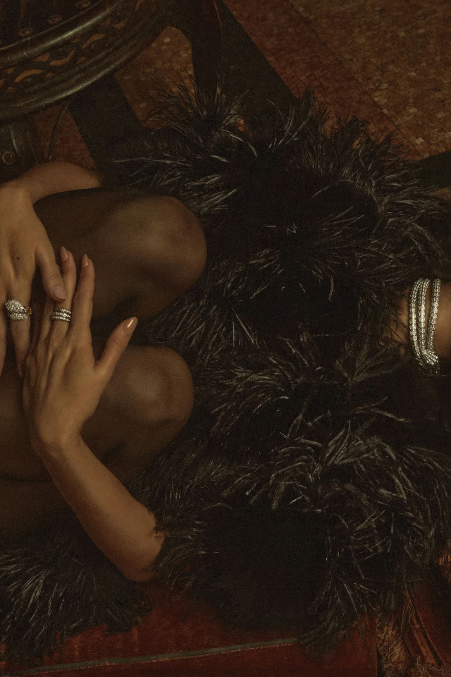 Красивая актриса Эйса Гонсалес лежит на полу