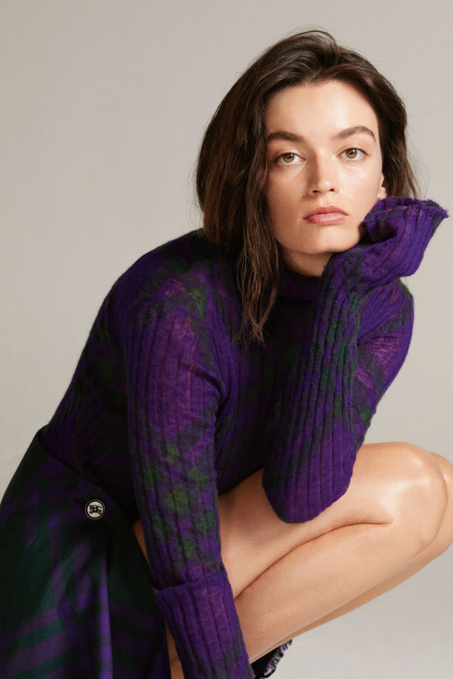 Красивая актриса Эмма Маки в свитере