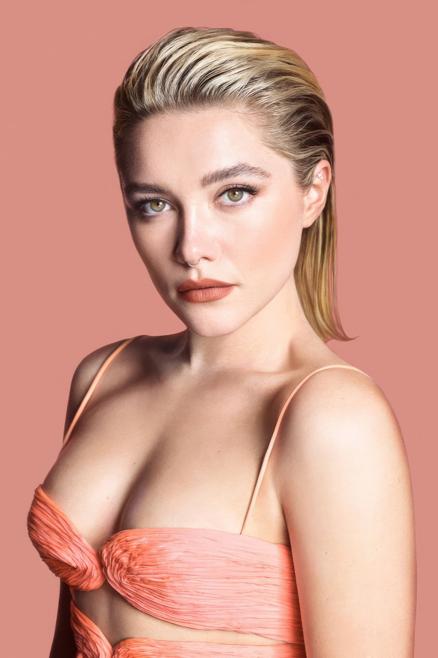 Красивая актриса Флоренс Пью на розовом фоне