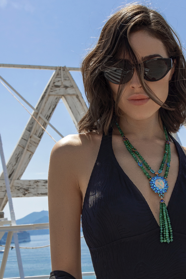 Красивая актриса Оливия Калпо в черных очках