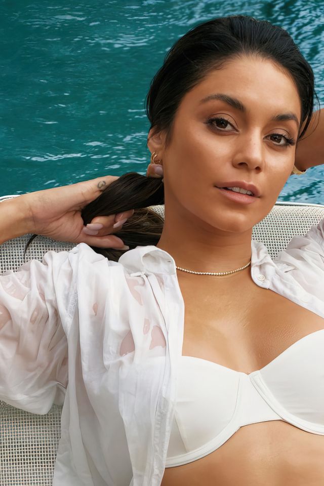 Красивая актриса Ванесса Хадженс в купальнике у воды