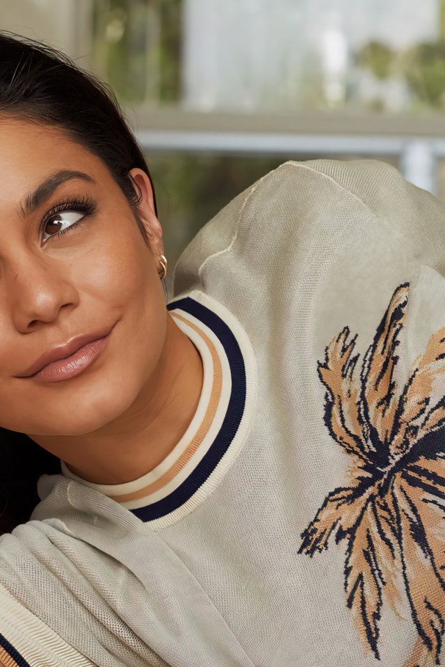 Красивая актриса Ванесса Хадженс лежит на кровати