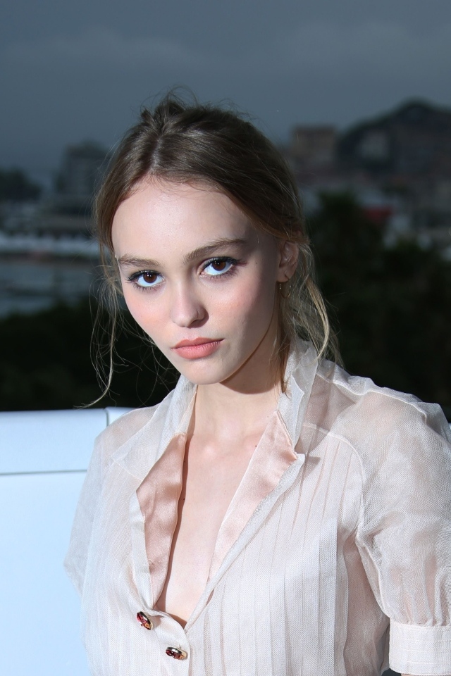 Красивая кареглазая девушка Лили-Роуз Мелоди Депп