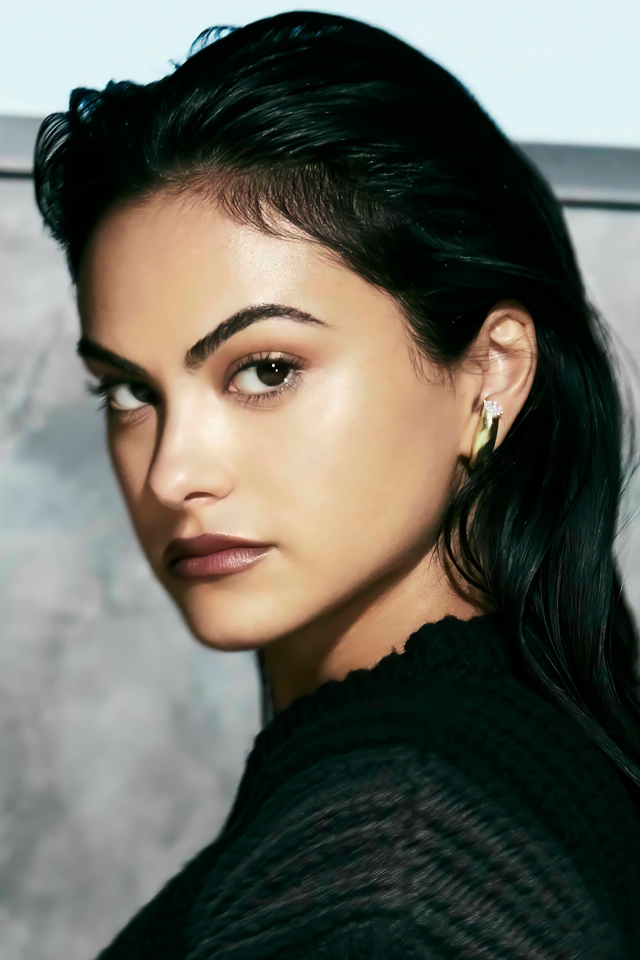 Красивая брюнетка Камила Мендес