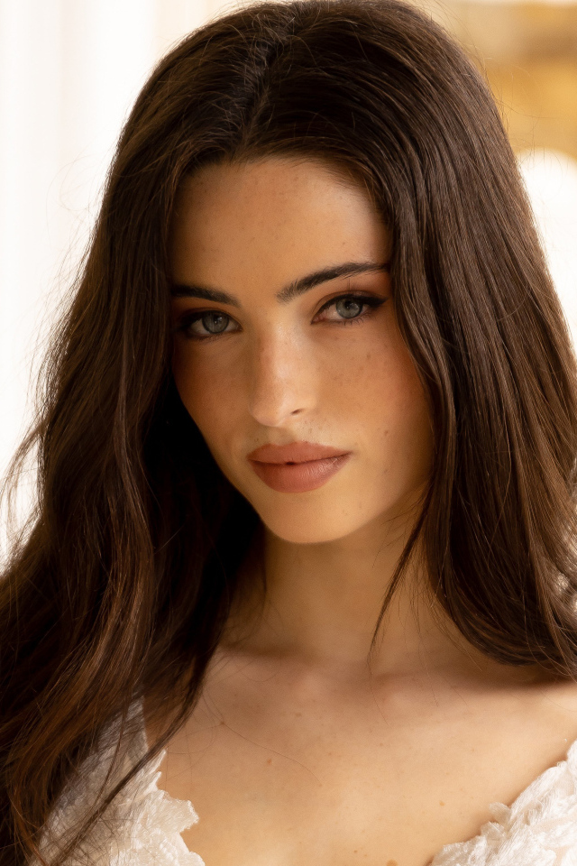 Красивая брюнетка, актриса Рени Мерден