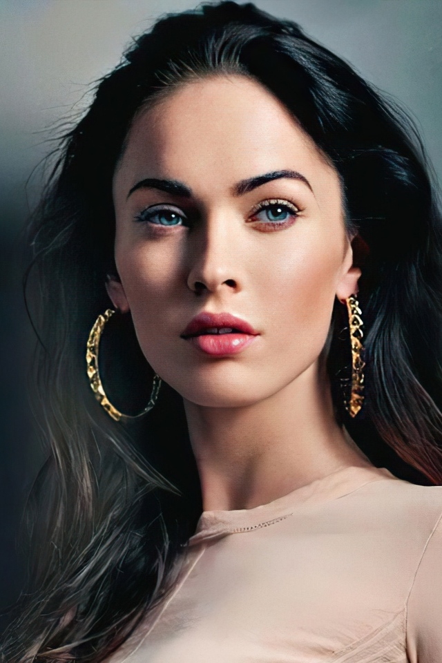 Красивая брюнетка актриса Меган Фокс