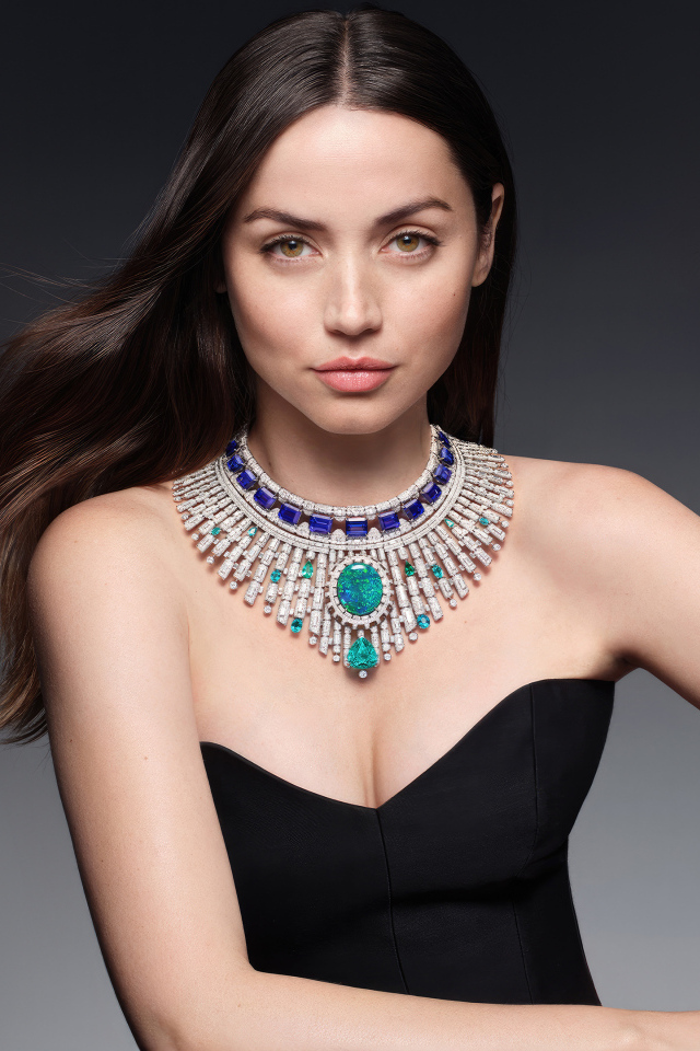 Красивое дорогое украшение на шее актрисы Ана де Армас