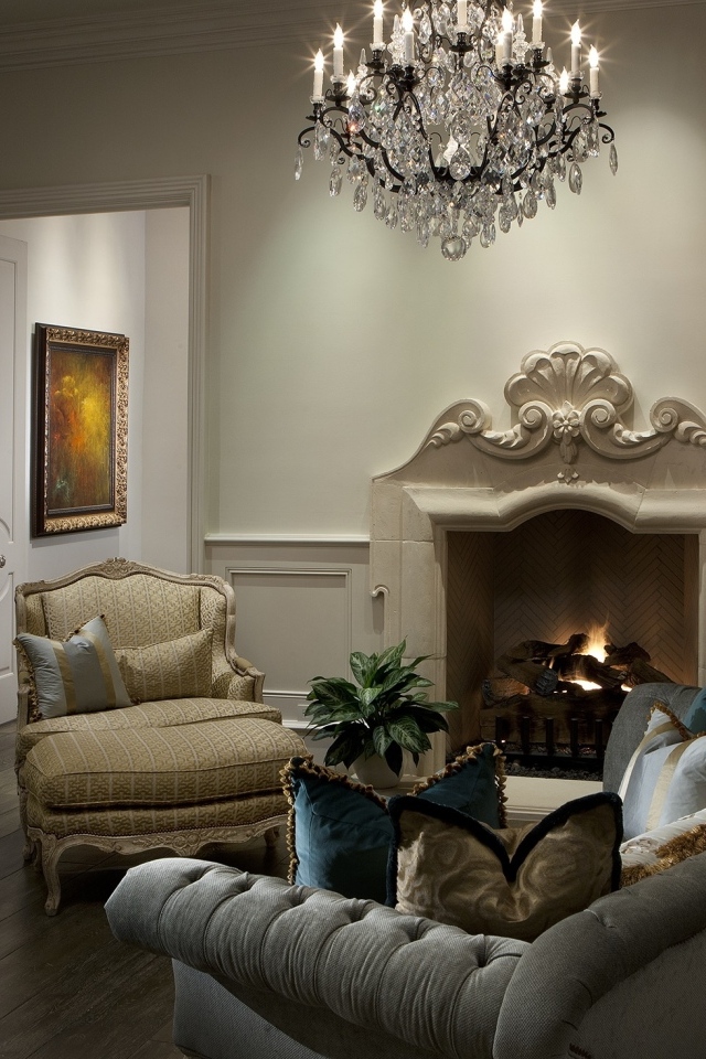 Красивый камин с креслами в гостиной