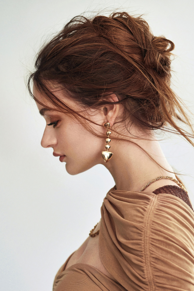 Красивая девушка Джоуи Кинг на сером фоне