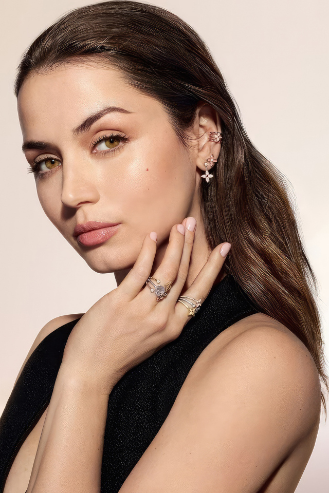 Красивая девушка актриса Ана де Армас с украшениями на руках