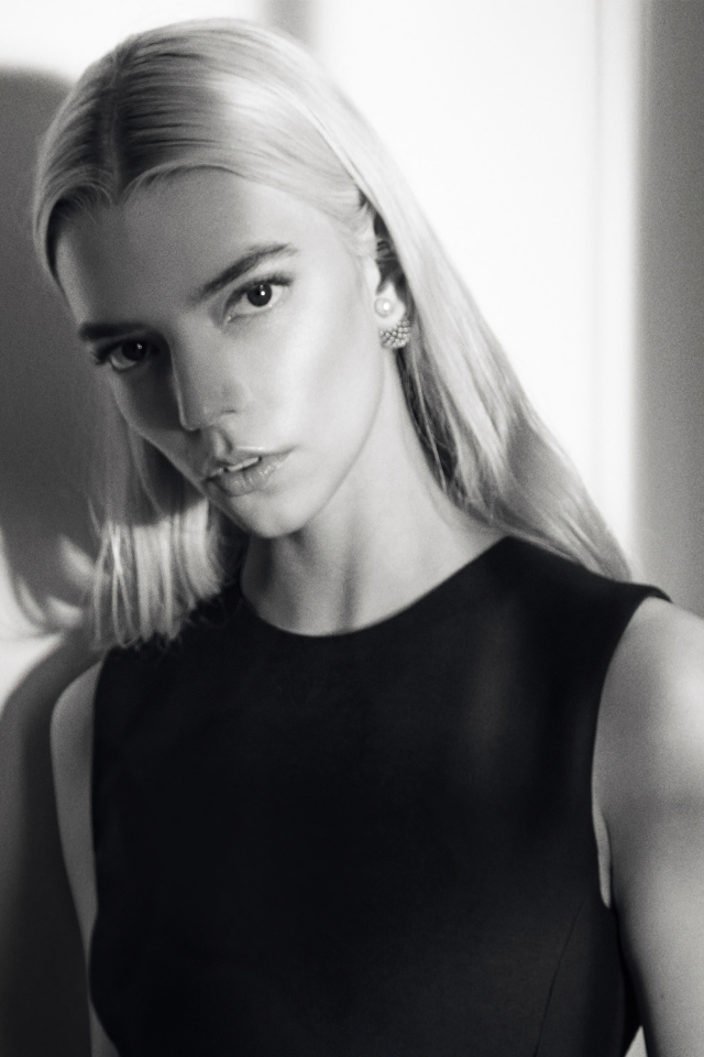 Красивая девушка актриса Аня Тейлор-Джой стоит у стены