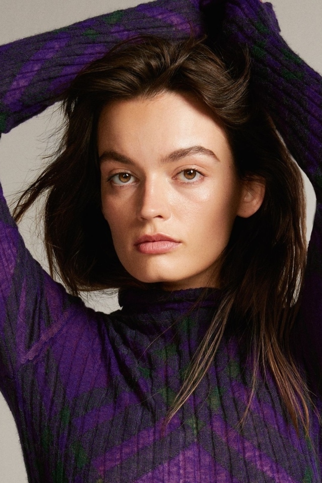 Красивая девушка актриса Эмма Маки в свитере