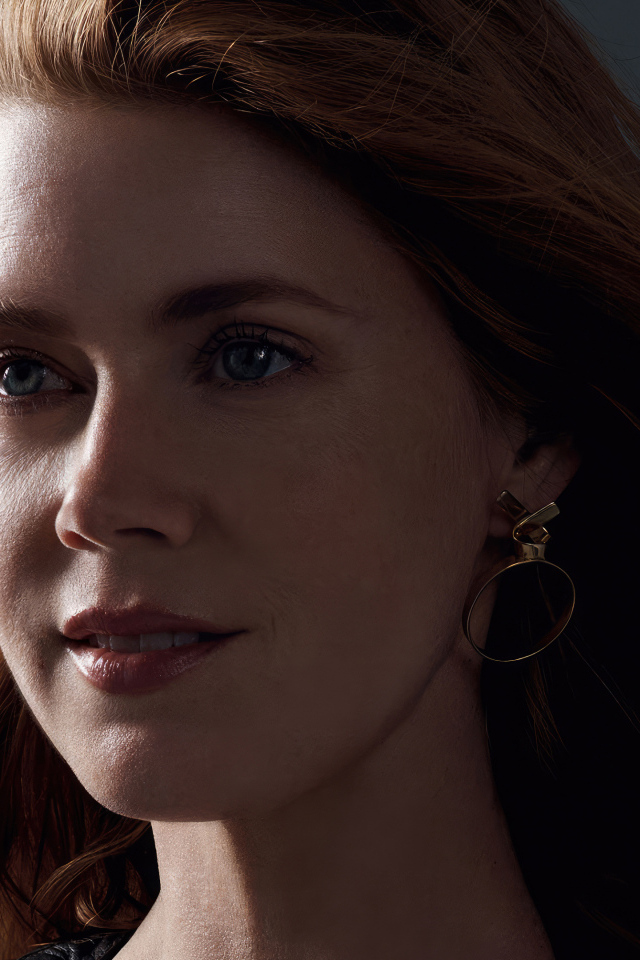 Красивая рыжеволосая американская актриса Эми Адамс