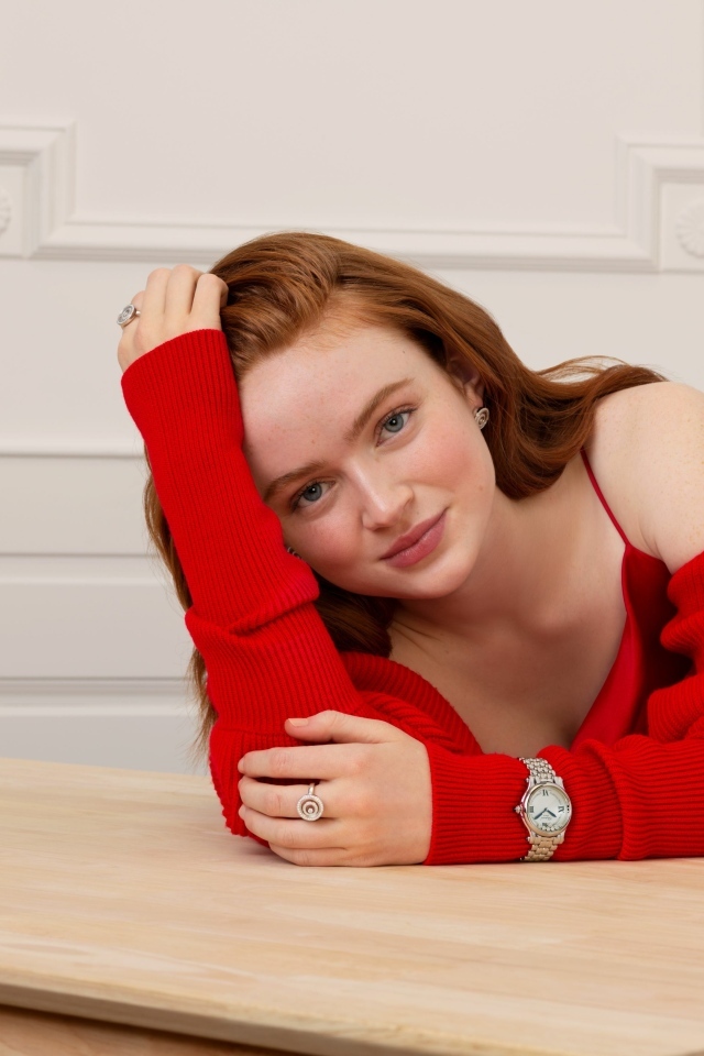 Красивая рыжеволосая актриса Сэди Синк в красном